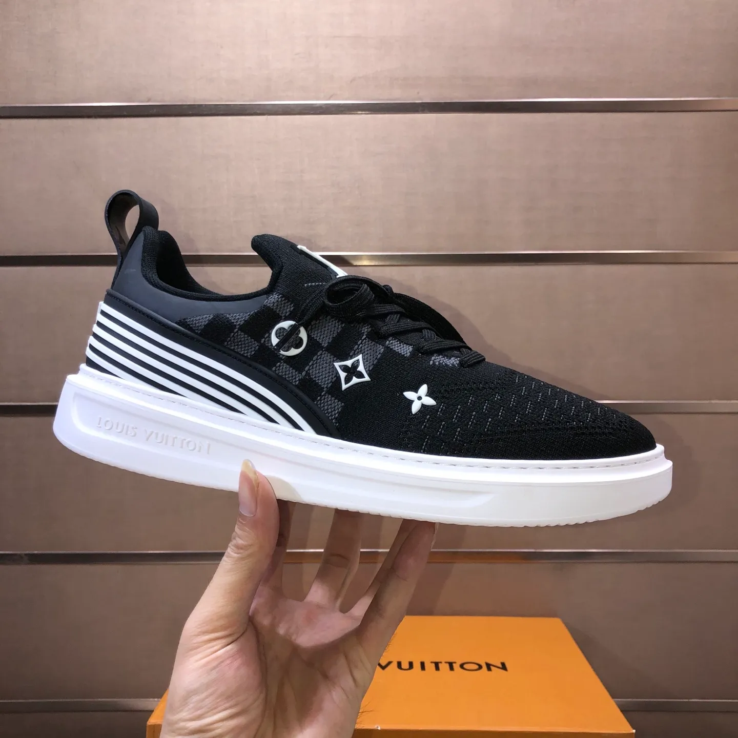 Men's men's shoes 💰640💰Original development, quality shipping, welcome to compare - LV sneaker series sports shoes introduce the loose silhouette of the ready-to-wear series into the spring and summer men's wear shows and make an eye-catching appearance. The cow leather upper is combined with rough fabric laces, and colorful beading highlights the brand's classic elements. LV letters mark the tongue and Monogram floral outsole. Mixed materials Made of top-grain cowhide, thick shoelace design, large Monogram print on the side, mesh lining and cotton feet, the comfort is as extreme as ever, premium heritage, quality first, worth owning! Size: Men’s 38-45 (45 is custom-made and cannot be returned or exchanged)